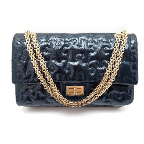 chanel shop puzzle bleu foncé en cuir verni